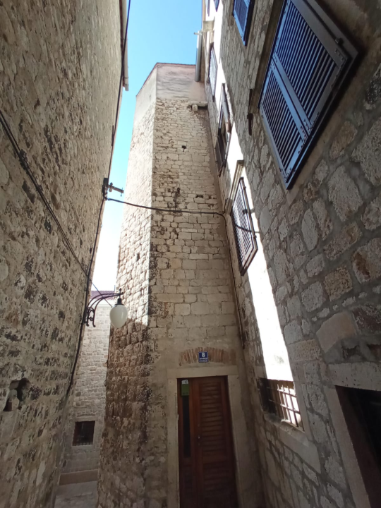 Za razliku od ostalih građana, šibenske moćne obitelji imale su vanjske i unutarnje neprijatelje pa su se zatvarale u svojim kulama 