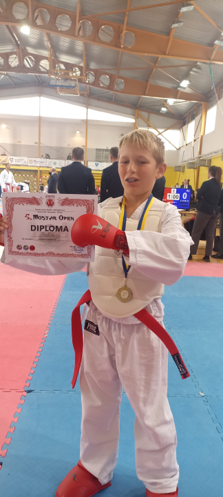 S 12 medalja vratili se mladi karatisti Šibenika 1066 s međunarodnog turnira u Mostaru