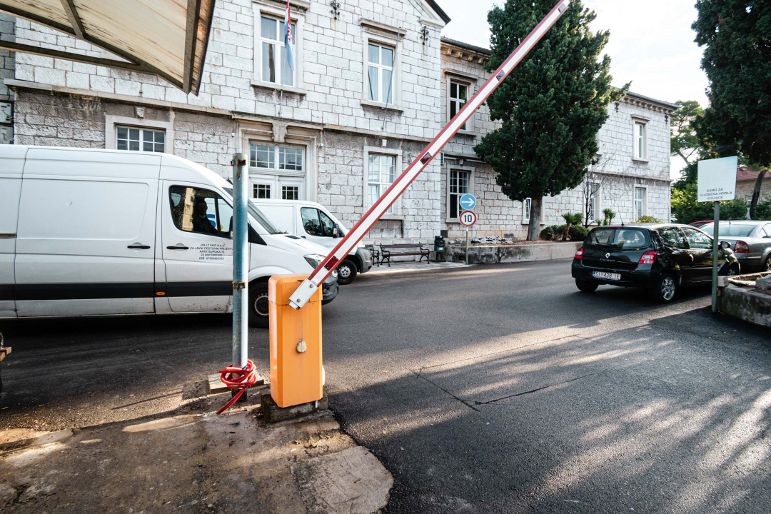 Beskorisna vrata na ulazu u bolnicu idu u povijest: Invalidima i majkama s kolicima nije bilo lako proći