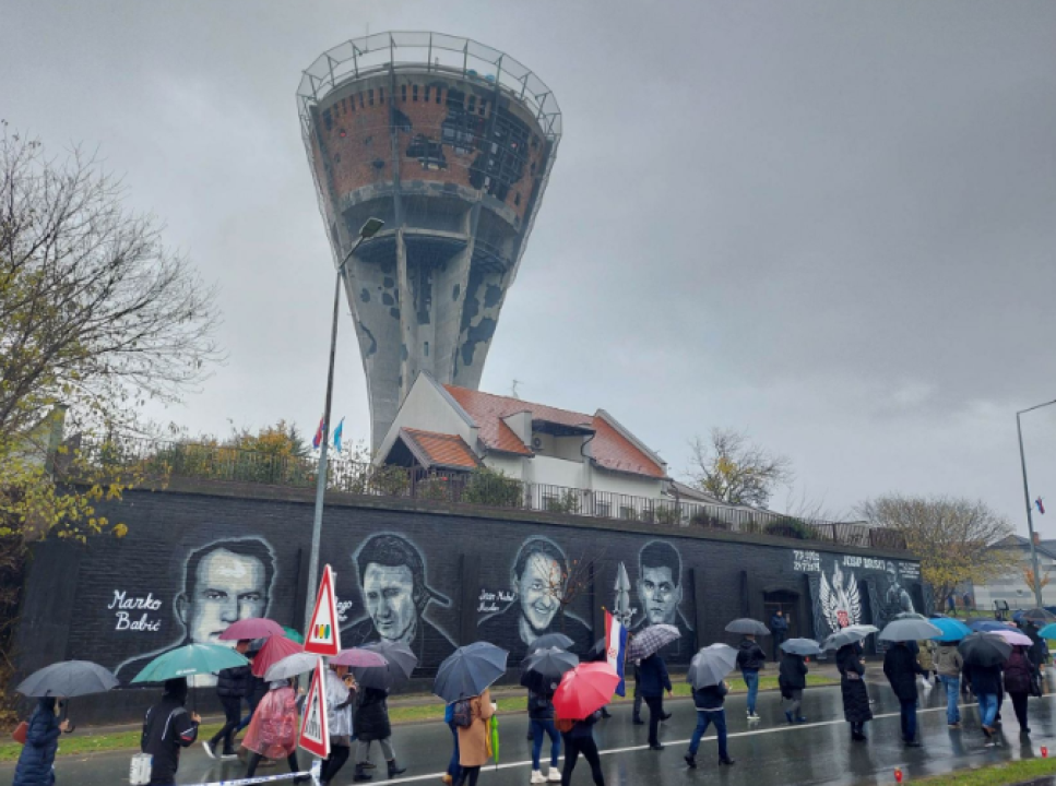 Učenici drniške osnovne škole svojim radovima odali počast žrtvama Vukovara i Škabrnje