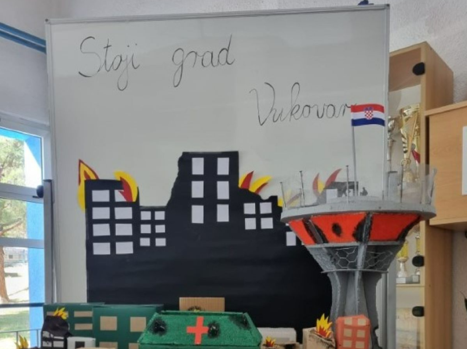 Učenici drniške osnovne škole svojim radovima odali počast žrtvama Vukovara i Škabrnje