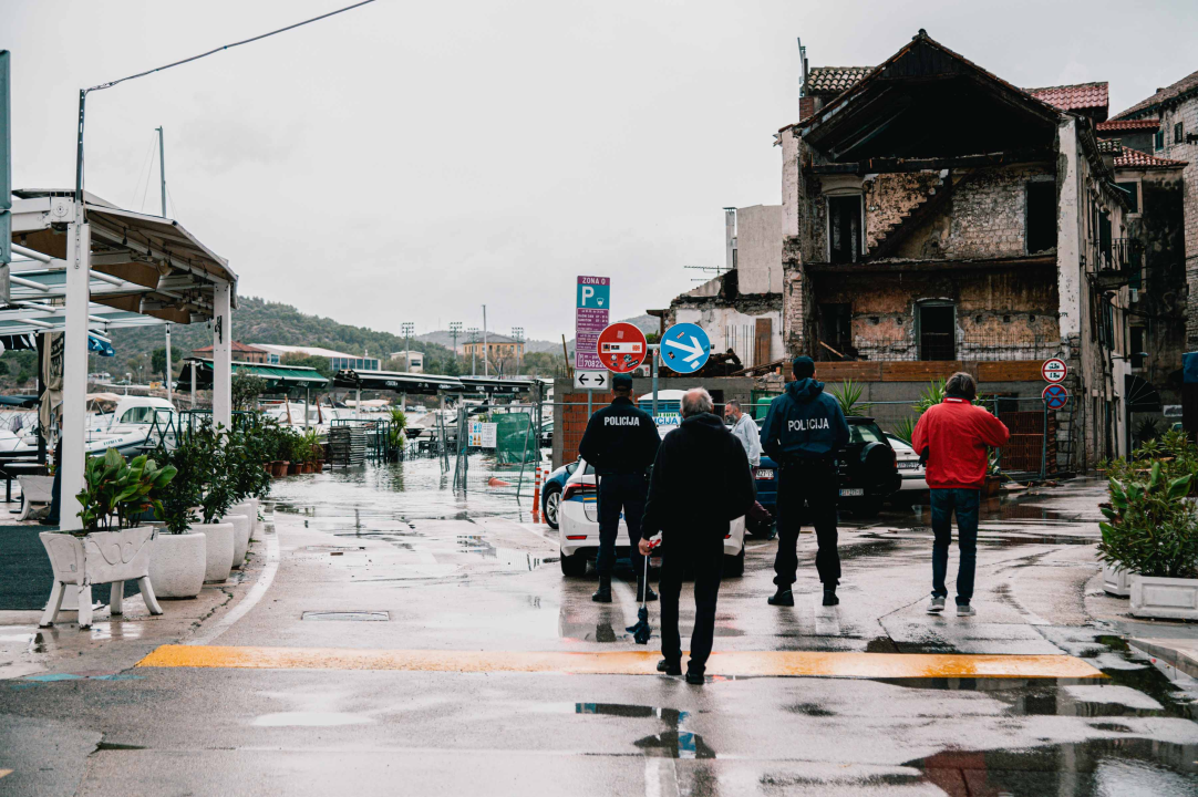 Dolac opet poplavio, razina mora se i dalje diže: Policija savjetuje vozačima da izbjegavaju rivu