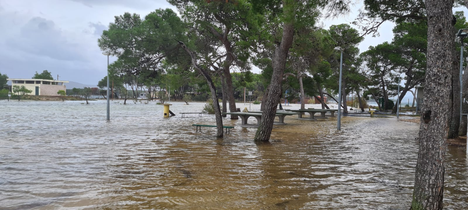 Poplavila Jadrija: More ispred kabina, bazen iza njih  