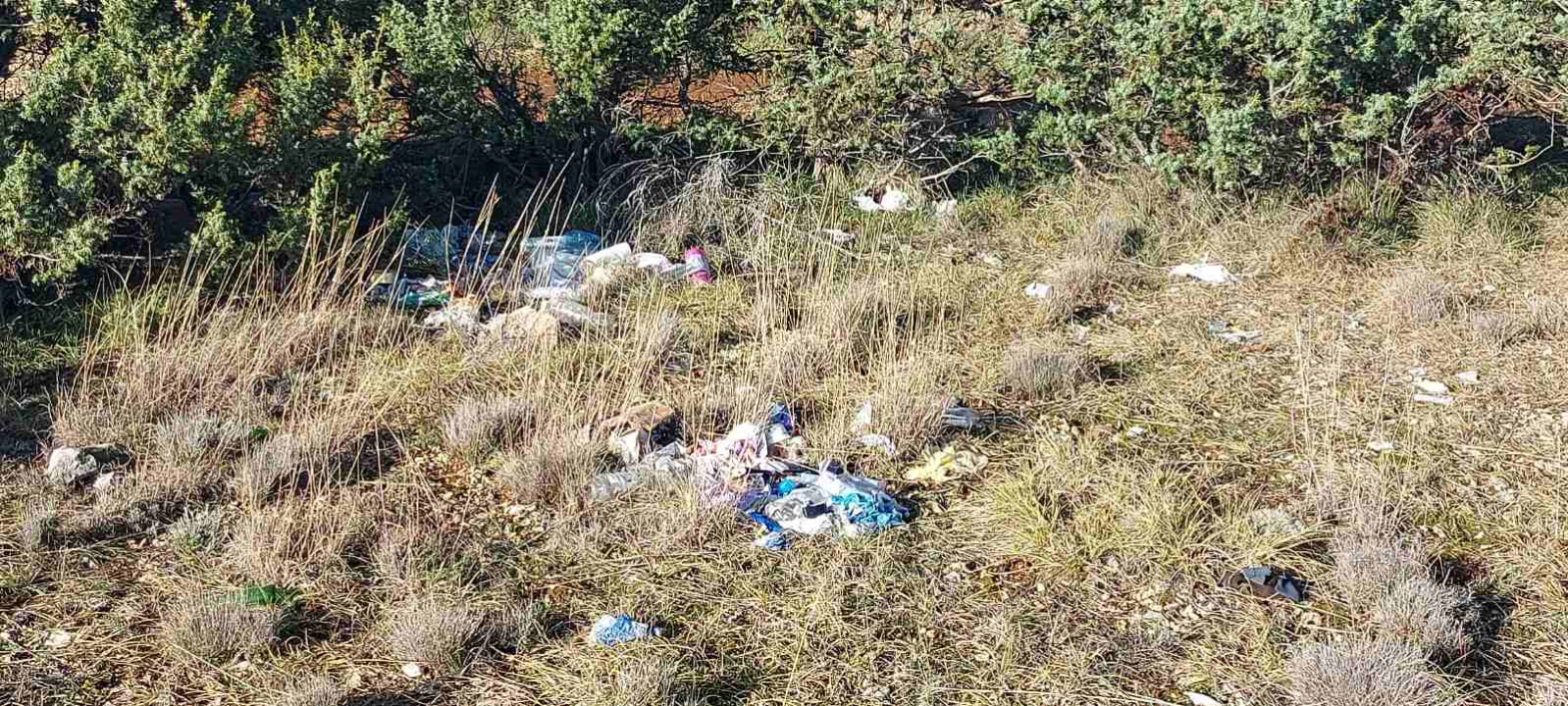 Kante od ulja, građevinski otpad, plastika... Sve se to nalazi u predivnoj prirodi na Gorišu 