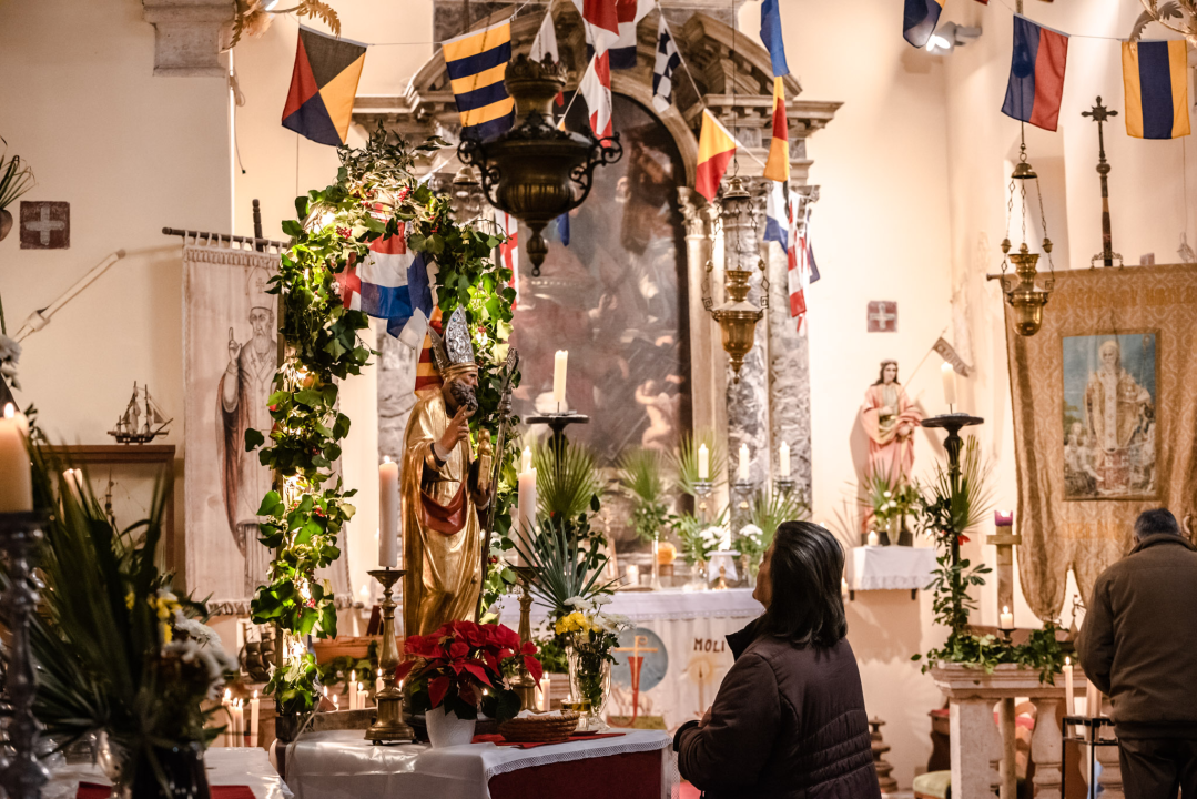 Danas na sv. Nikolu otvorena je istoimena crkva iza zgrade Županije: Poklone dijelio don Krešimir Mateša