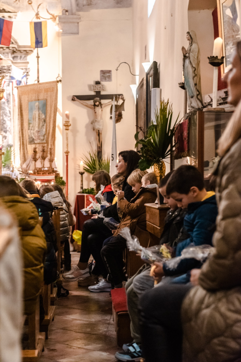 Danas na sv. Nikolu otvorena je istoimena crkva iza zgrade Županije: Poklone dijelio don Krešimir Mateša