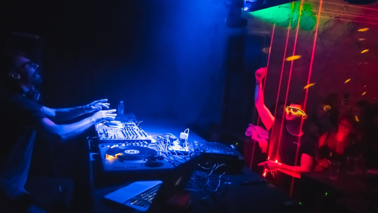 Dva partya po cijeni jedne ulaznice: Subotnja zabava u Tunelu u Mandalini i novogodišnji after party!