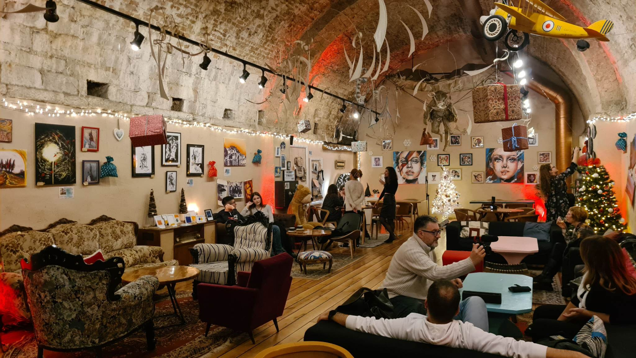 Prodajna izložba u čarobnom ambijentu: U Azimutu otvoren još jedan 'Božićni tinel' 