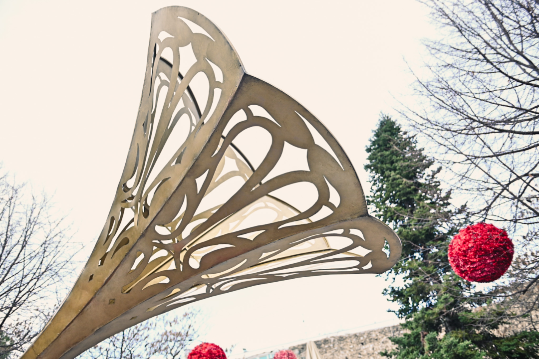 Na fontani u đardinu postavljen impresivni gramofon u čast opernoj divi, rođenoj Šibenčanki Ester Mazzoleni