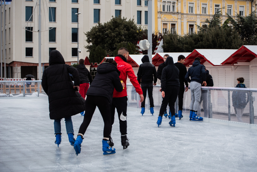 Kiša pada, Šibenčani proklizali: Otvorena atraktivna ledena površina na Poljani 