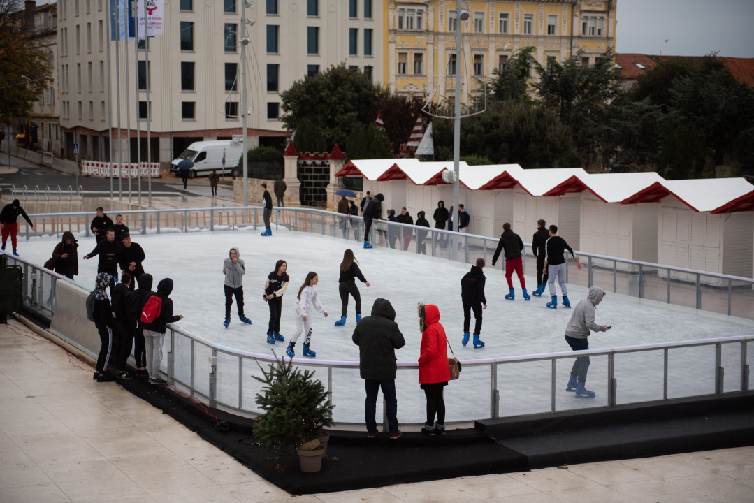 Kiša pada, Šibenčani proklizali: Otvorena atraktivna ledena površina na Poljani 