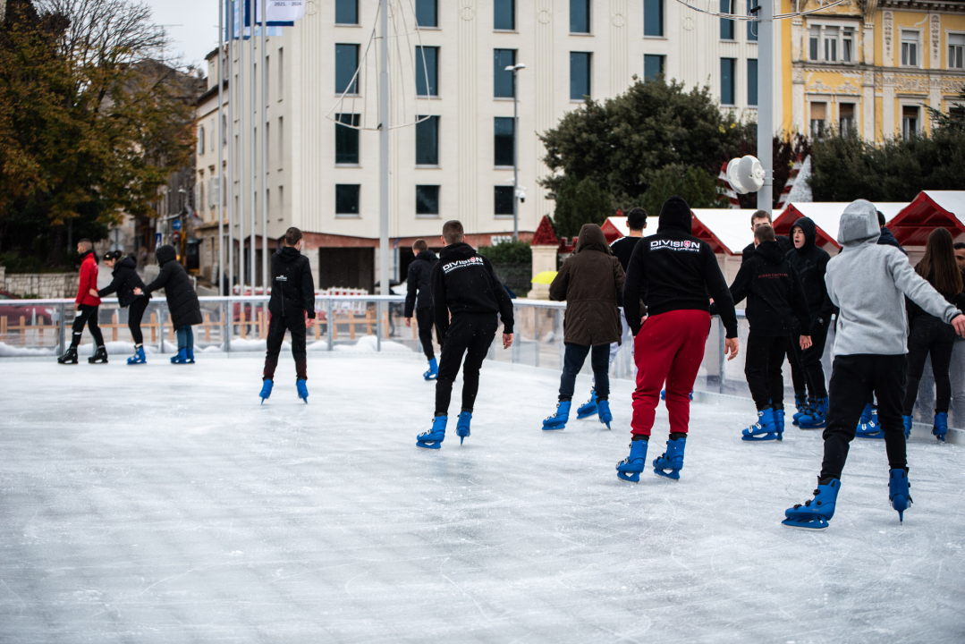 Kiša pada, Šibenčani proklizali: Otvorena atraktivna ledena površina na Poljani 