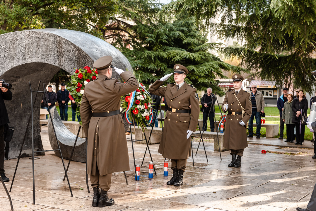 Polaganjem vijenaca i mimohodom 15. domobranska pukovnija obilježila 30 godina od osnutka