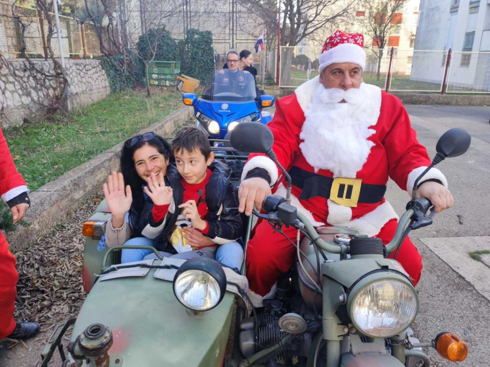 Bajkeri navukli odijelo Djeda Božićnjaka i posjetili korisnike Centra Šubićevac