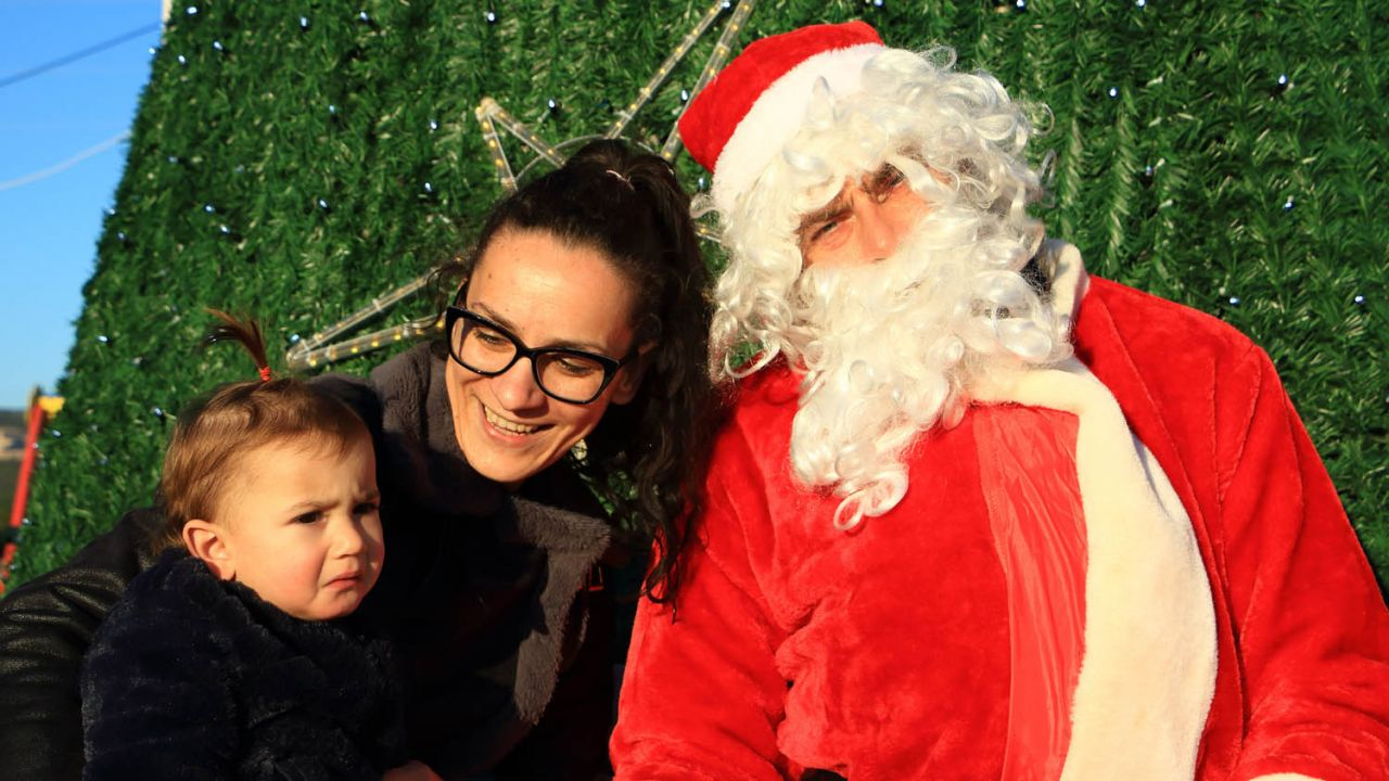 Djed Božićnjak darivao mališane u Dubravi kod Tisnog