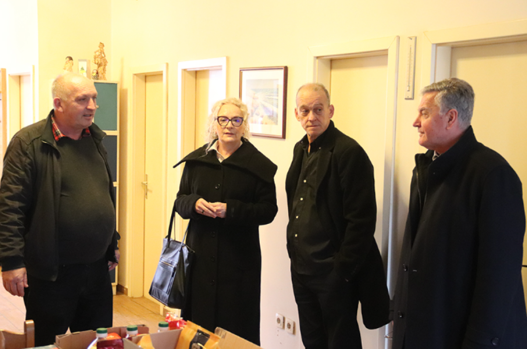 Burić obišao šibenske beskućnike: Donio im hranu i higijenske potrepštine