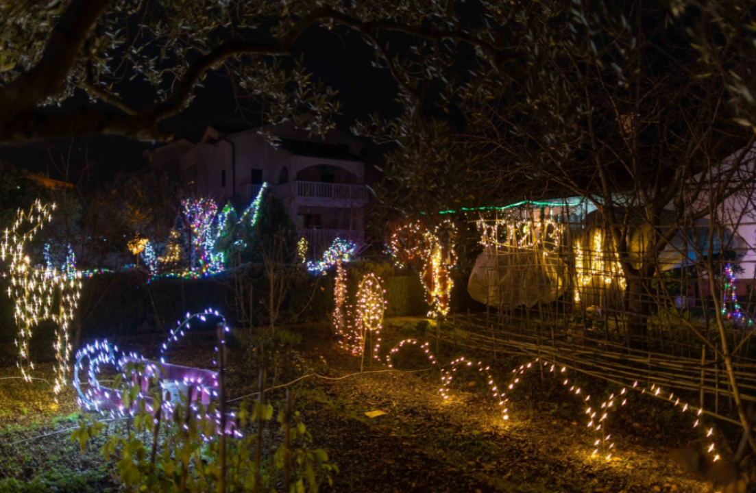 Blagdanska čarolija u vrtu Staše i Ivone Vlahov na Srimi 