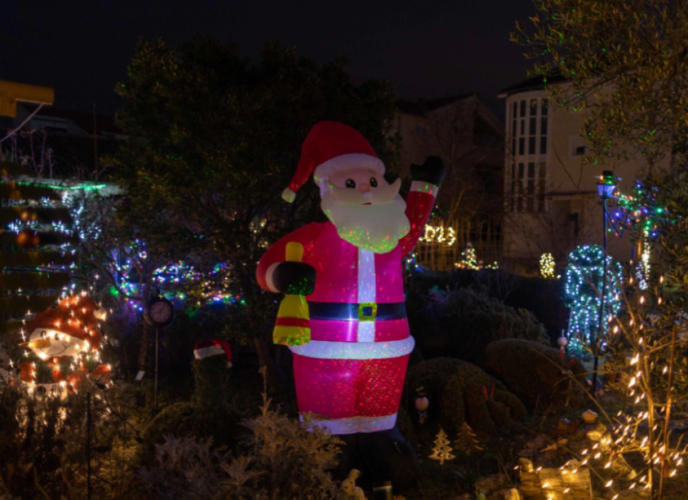 Blagdanska čarolija u vrtu Staše i Ivone Vlahov na Srimi 