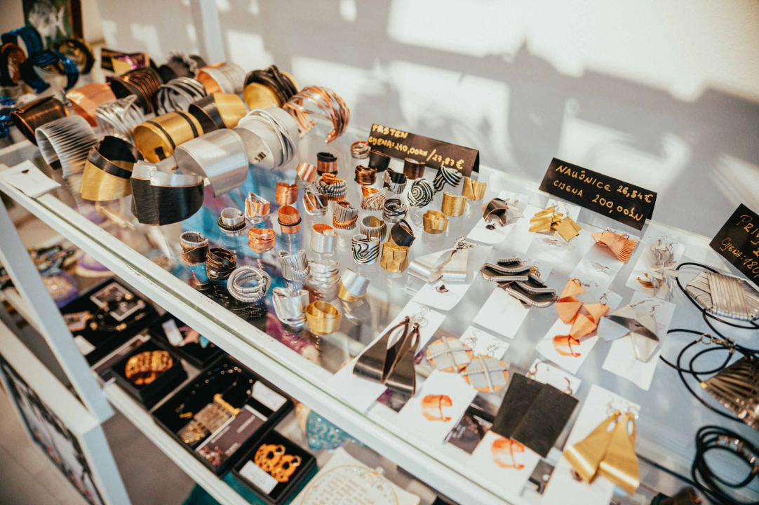 Galerija Juraj Dalmatinac ima savršene unikatne poklone i popust na umjetničke slike 