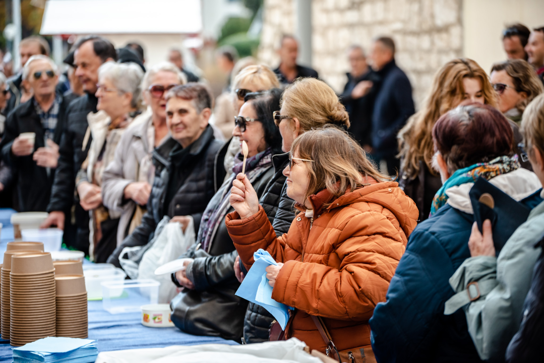 Šibenski obrtnici sugrađanima podijelili tisuću porcija bakalara