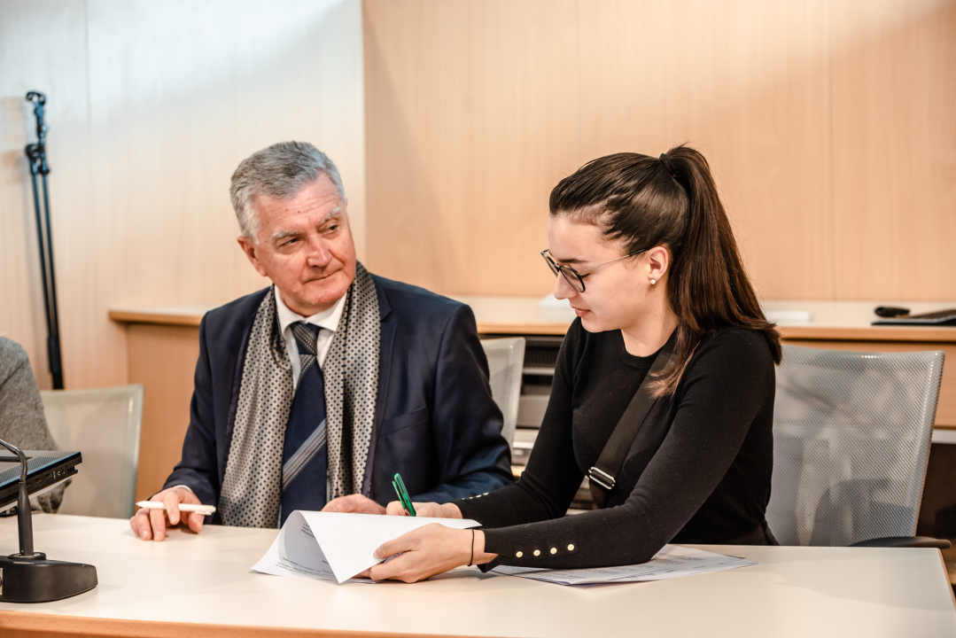 Burić studentima uručio ugovore o stipendiranju: 'Uvjeren sam da će se mnogi nakon diplome vratiti u Šibenik'