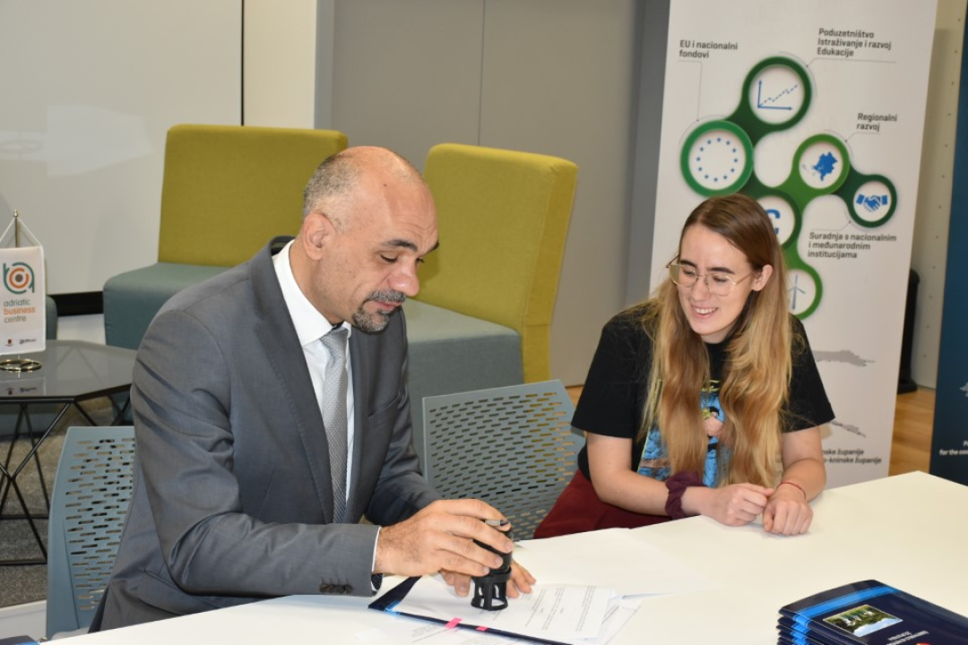 Trideset i dvoje učenika i studenata sa županom potpisalo ugovore o stipendiranju