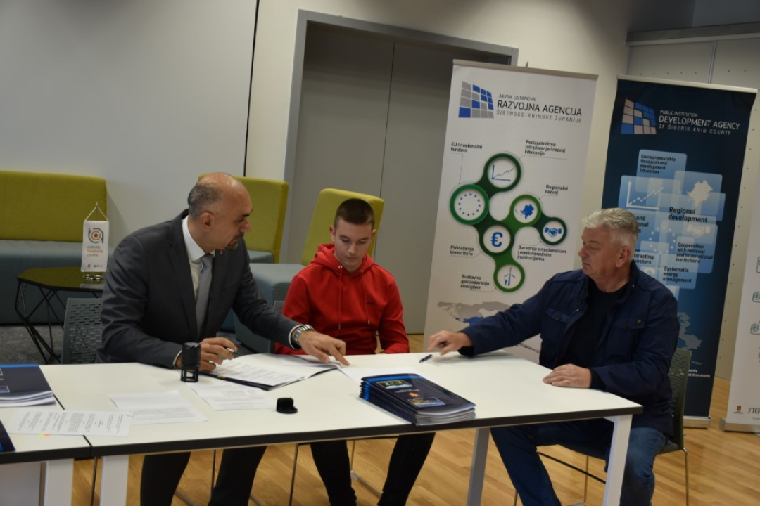 Trideset i dvoje učenika i studenata sa županom potpisalo ugovore o stipendiranju