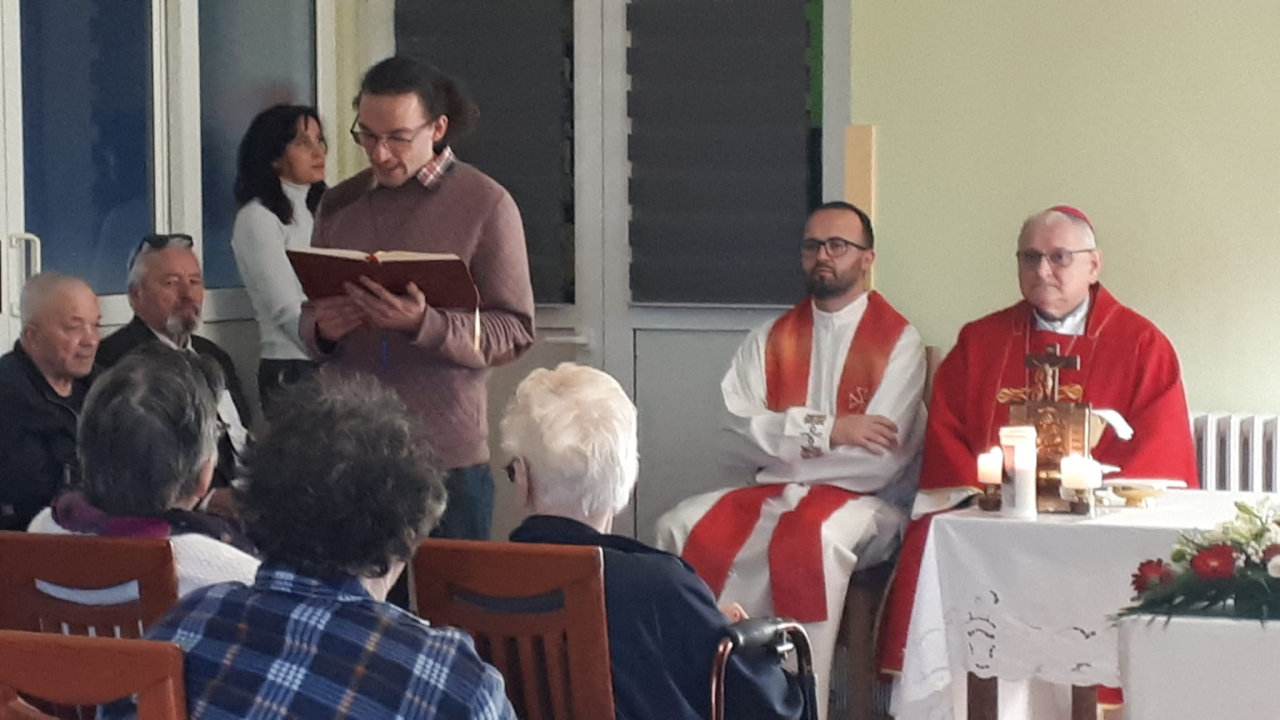 Biskup Rogić posjetio štićenike i osoblje Cvjetnog doma