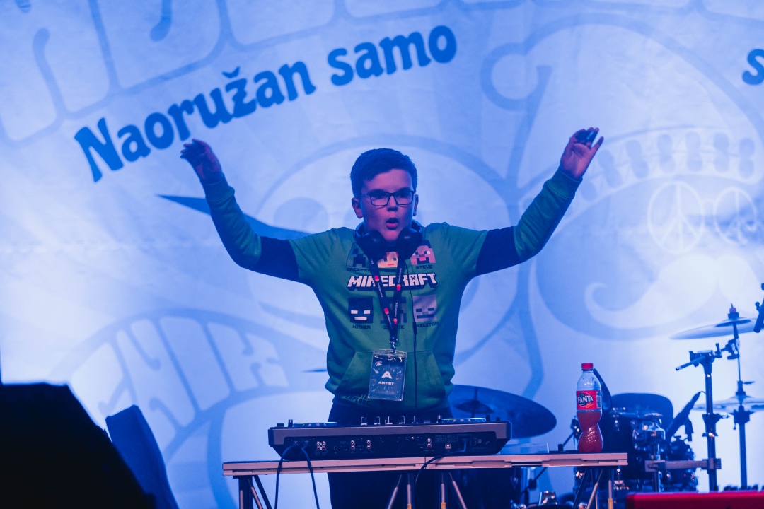 Desetogodišnja senzacija na Adventuri: DJ MichaelX rasplesao park tvrdim zvukom!