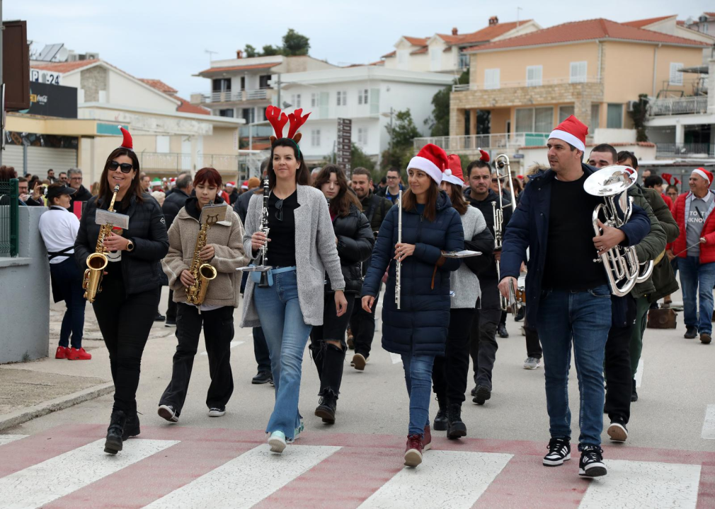 Primoštenci imaju jedinstven običaj na Staru godinu: Kroz mjesto potezali metalne predmete
