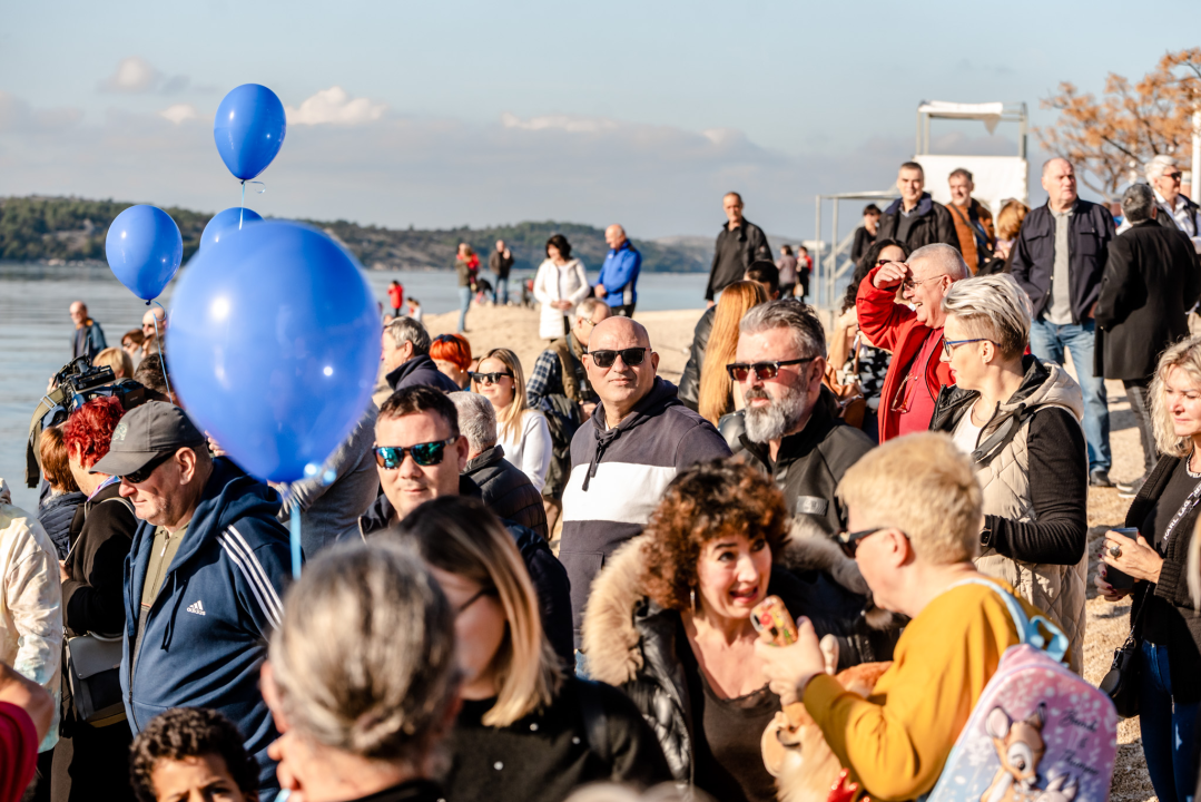 Nekoliko odvažnih okupalo se na Banju u podne na samu Novu godinu: 'U-vodi-mo euro' 