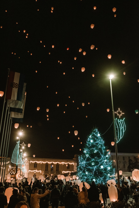 Na Poljani pušteni lampioni za obitelj iz Rasline: Prekrasni prizori u mirnoj novogodišnjoj noći