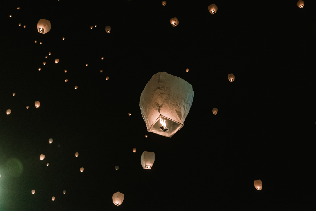 Na Poljani pušteni lampioni za obitelj iz Rasline: Prekrasni prizori u mirnoj novogodišnjoj noći