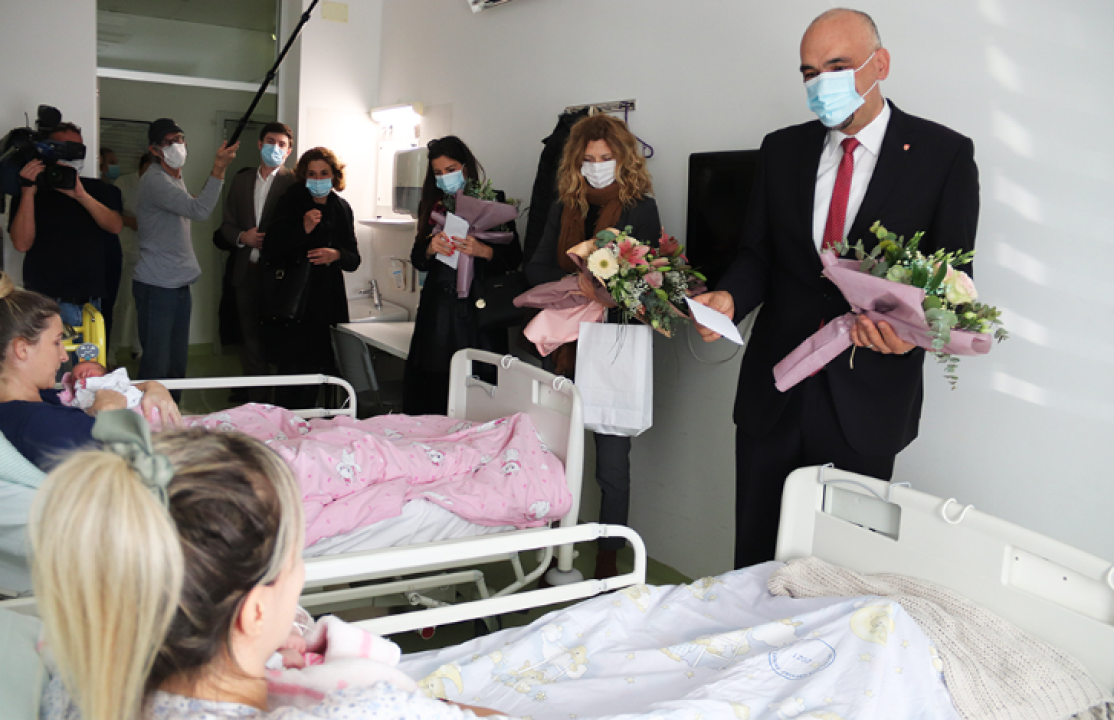 Perina je prva šibenska beba u 2023., župan i gradonačelnik dali poklone