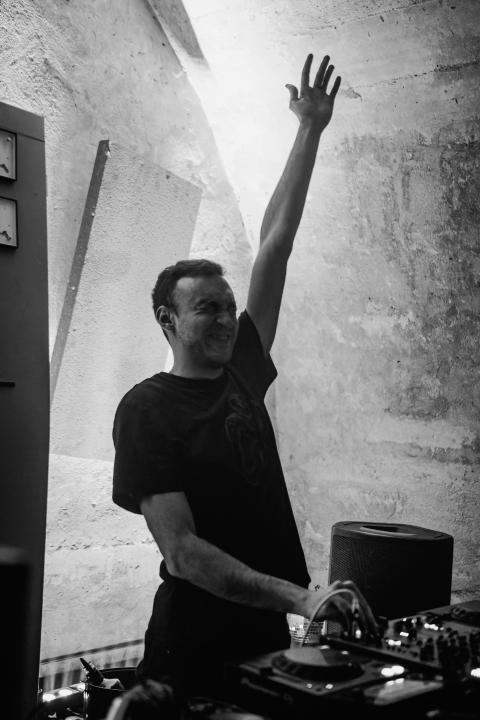 Rasplesana novogodišnja zabava u Tunelu uz milanski duo Modular Project