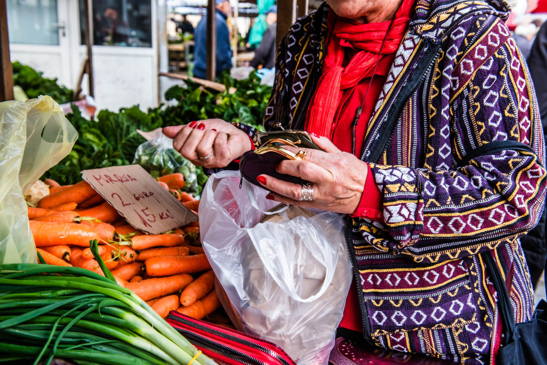 Euro stigao na šibensku pijacu: Jedni nose tri novčanika, drugi plaču za kunom