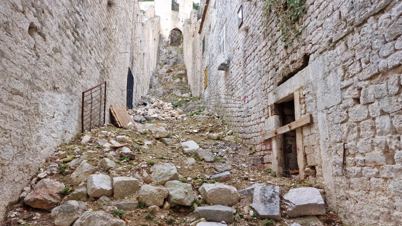 Mihovilci očistili od vegetacije šibenski dvojni bedem