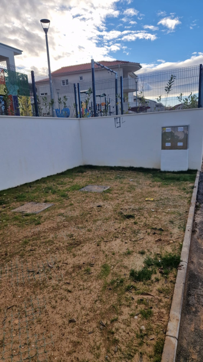 Uhvaćen mladić koji je išarao zidove dječjeg vrtića i kuće u Šibeniku