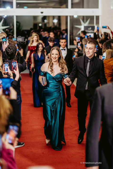 Učenici Ekonomske škole zablistali na maturalnom plesu u Vodicama (1)