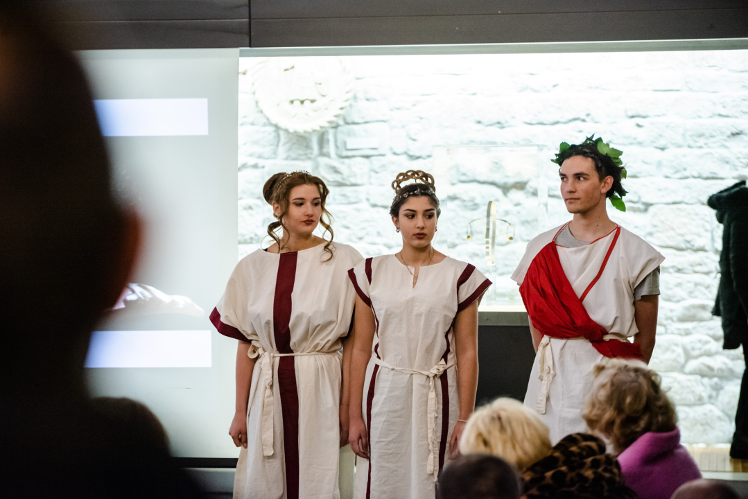 Noć muzeja u Šibeniku: Antikom inspirirane frizure!