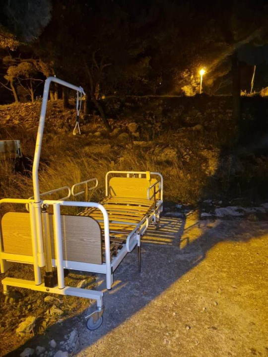 Ako prolazite Tanajom, neka vas ne iznenadi odbačeni bolnički krevet