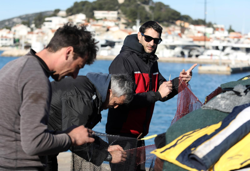 Dok traje lovostaj na srdele tribunjski ribari krpaju mreže: ‘Kaki je to vez? Najlipši!’