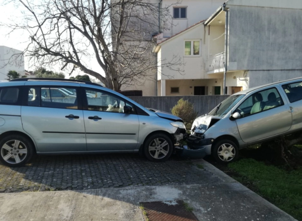 Vodice: Izgubila nadzor nad vozilom, uletjela u dvorište i udarila u parkirani automobil 