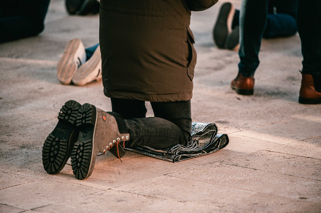 Prosvjednici za prava žena okupili se na Poljani: Nasuprot njih dvadesetak muškaraca molilo krunicu 