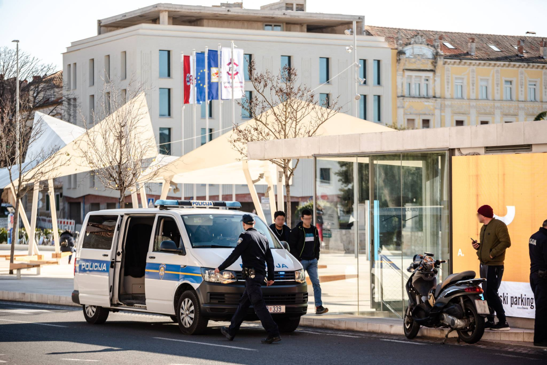 Sudarili se auto i motor kod ulaza u garažu u Poljanu: Nitko nije ozlijeđen 