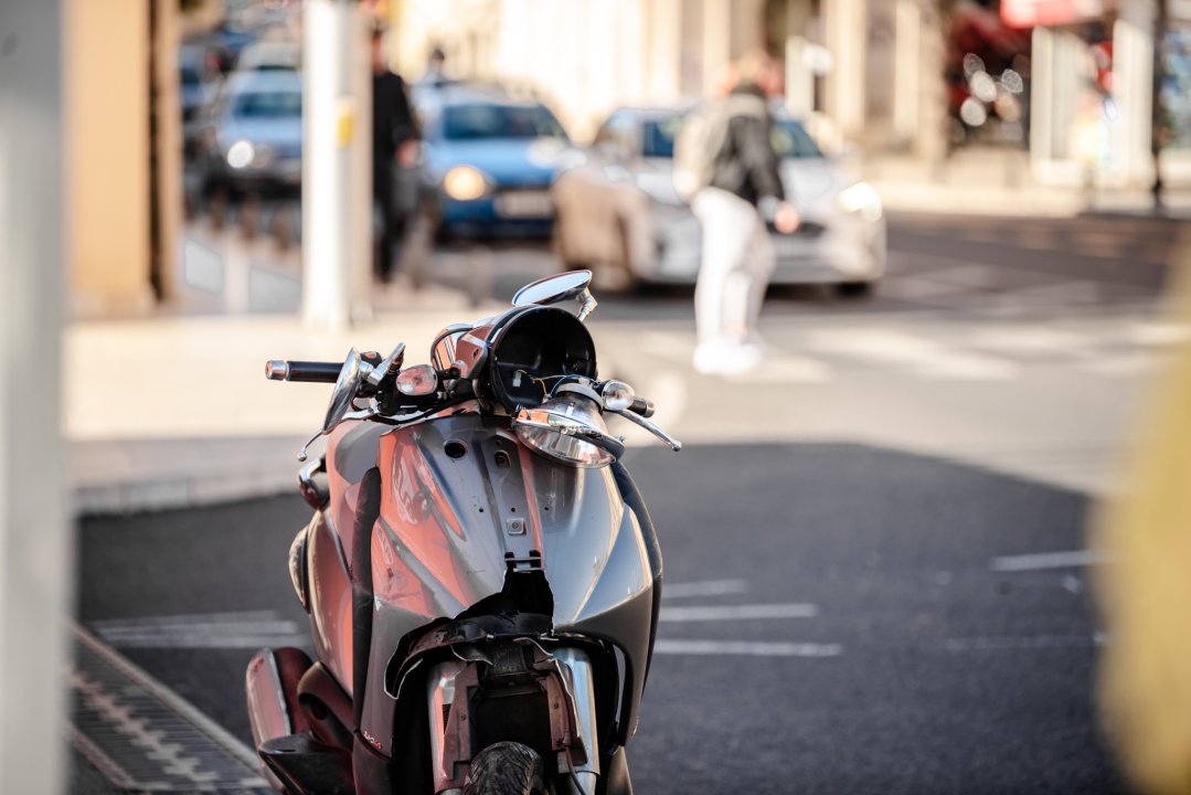 Sudarili se auto i motor kod ulaza u garažu u Poljanu: Nitko nije ozlijeđen 