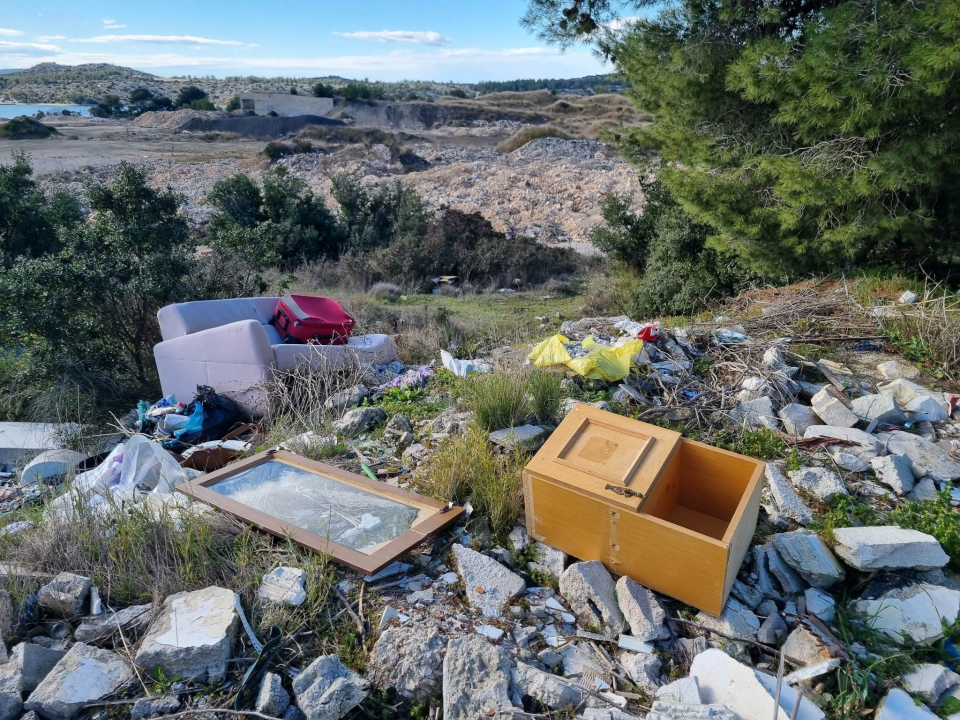 Jedni čiste, drugi zagađuju: Hrpe smeća, šute, namještaja i guma i dalje se gomilaju po šibenskim kvartovima