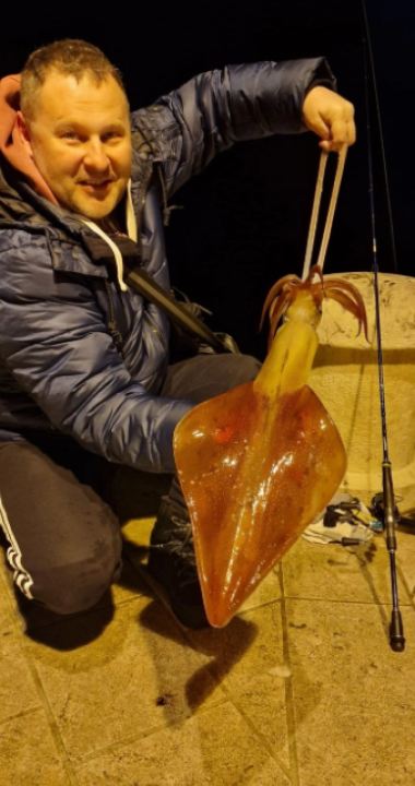 Vodičanin Robert s rive ulovio lignju tešku skoro dva kilograma