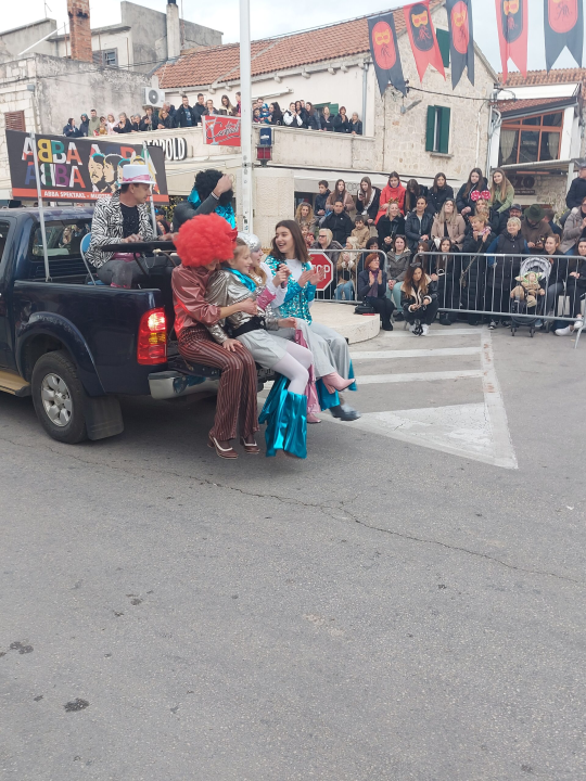 Povorka Malih bak' u Murteru oduševila okupljene: Od Francuske revolucije i mumija do Ježeve kućice