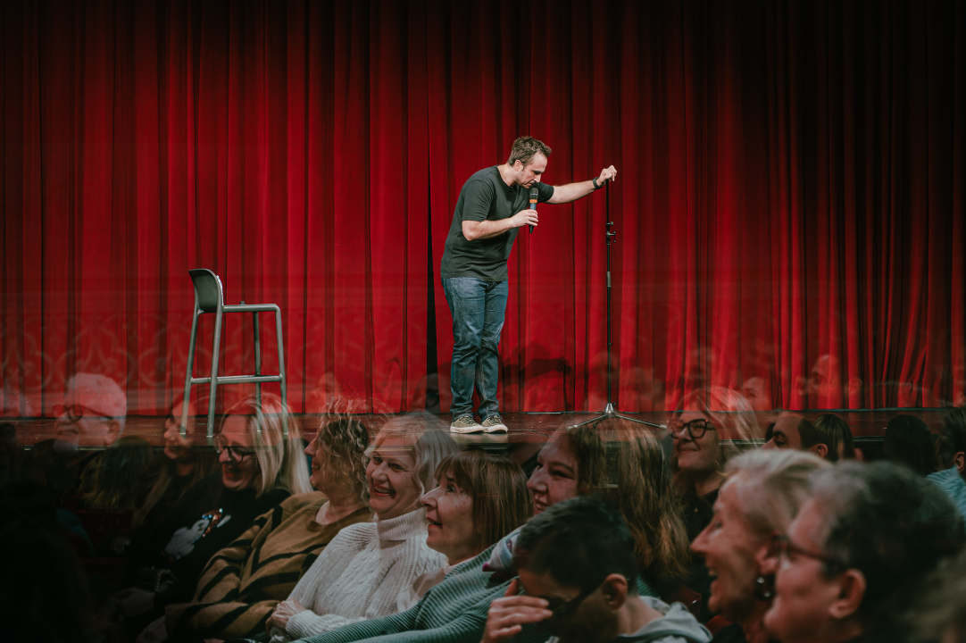 Šibenčani plakali od smijeha uz Marka Dejanovića i fore o ‘braku, djeci i povremenom seksu’ 